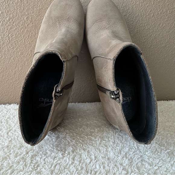 Dansko Maria Nubuc Booties boots suede tan EUC - Picture 9 of 11